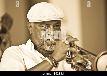 Cubano musicista jazz giocando in un ristorante, Plaza Mayor, Trinidad, Sancti-Spíritus provincia, Cuba, America Latina Foto Stock