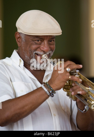 Cubano musicista jazz giocando in un ristorante, Plaza Mayor, Trinidad, Sancti-Spíritus provincia, Cuba, America Latina Foto Stock