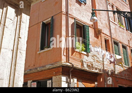 Linea di lavaggio nella parte anteriore di una facciata di edificio, Venezia, Italia e Europa Foto Stock