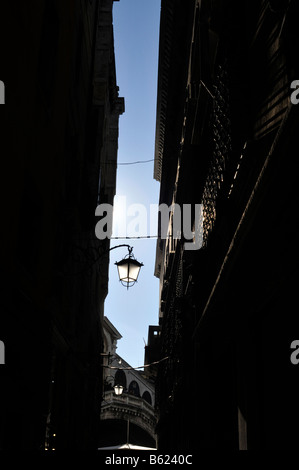 Lampione in uno stretto vicolo, Rialto, Venezia, Italia e Europa Foto Stock