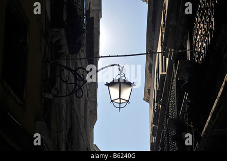 Lampione in uno stretto vicolo, Rialto, Venezia, Italia e Europa Foto Stock