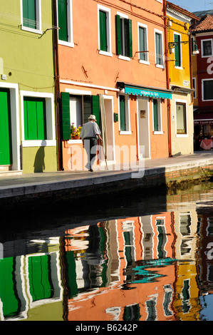 Colorate case di riga riflessa nell'acqua, Isola di Burano vicino a Venezia, Italia e Europa Foto Stock