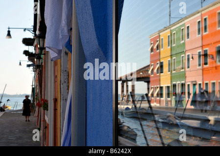 File colorate di case si riflette in una finestra, Isola di Burano vicino a Venezia, Italia e Europa Foto Stock