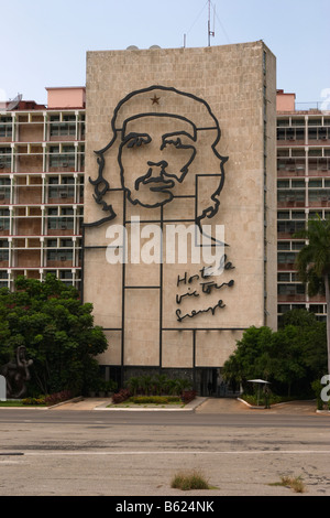 Memorial Ernesto Che Guevara, acciaio fregio replica della mitica foto del Che da Alberto Korda Gutierrez. Plaza de la Revolucion Foto Stock