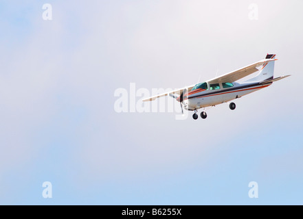 Piccola elica aereo atterraggio in un aeroporto Foto Stock