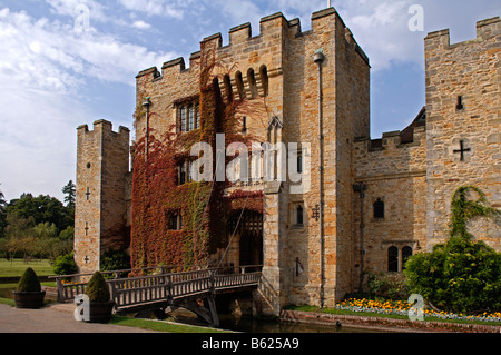 Cancello di ingresso con ponte levatoio, il castello di Hever, Hever, Contea del Kent, Inghilterra, Gran Bretagna, Europa Foto Stock