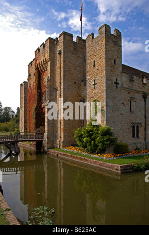 Il castello di Hever Castle con un fossato, Hever, Contea del Kent, Inghilterra, Gran Bretagna, Europa Foto Stock