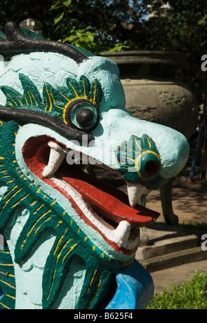 Testa di drago presso il tempio del Re Hung Vuong, Ho Chi Minh City, Vietnam Foto Stock