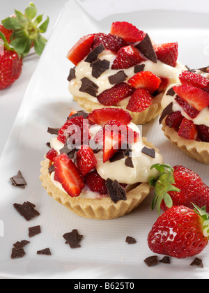 Tartellette alle fragole con fragole e cioccolato si sbriciola Foto Stock