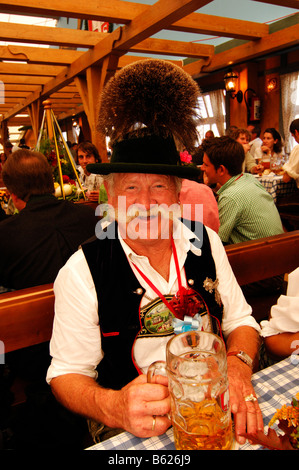 Uomo bavarese in costume tradizionale, Wies'n, October Fest, Monaco di Baviera, Germania, Europa Foto Stock