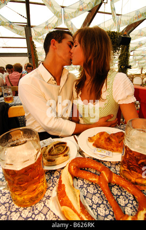 Festival della birra Oktoberfest, Wies'n, giovane baciare in una tenda di birra di Monaco di Baviera, Germania, Europa Foto Stock