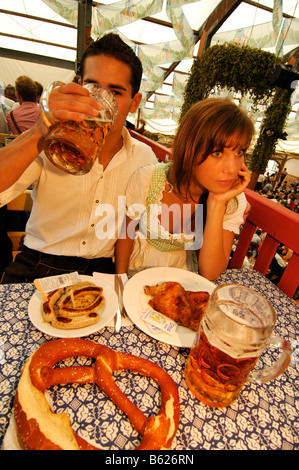 Festival della birra Oktoberfest, Wies'n, matura in una tenda di birra di Monaco di Baviera, Germania, Europa Foto Stock