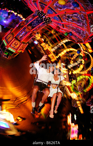 Festival della birra Oktoberfest, Wies'n, giovane sul chairoplane, Monaco di Baviera, Germania, Europa Foto Stock