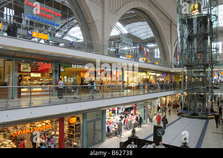 Il lungomare di Leipzig Hauptbahnhof o stazione ferroviaria centrale, in Sassonia, Germania, Europa Foto Stock