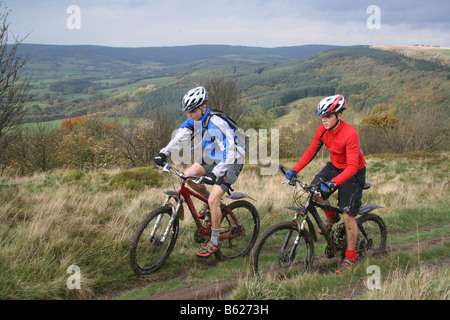 Due giovani mountain-bikers on Grassy via oltre il Hambleton colline sopra Sutton Bank, North York Moors Foto Stock