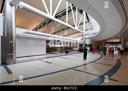 Bagaglio a mano controllare in area di partenza C, George Bush International Airport, Houston, Texas, Stati Uniti d'America Foto Stock