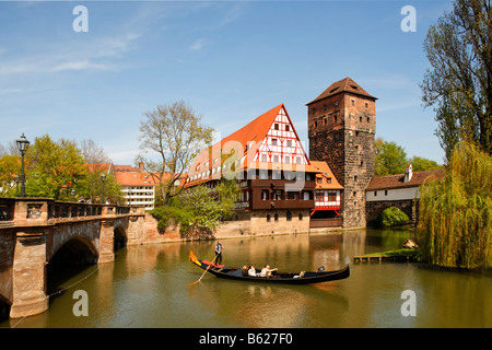 Ponte Maxbruecke, Weinstadel, hangman piatto sopra il fiume Pegnitz, gondola veneziana, il centro storico di Norimberga, Middl Foto Stock