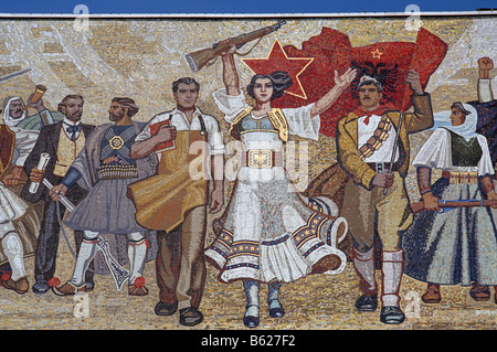 Museo nazionale di storia, con la Albanese vittoriosa storia facciata a mosaico, Tirana, Albania 1992 Foto Stock