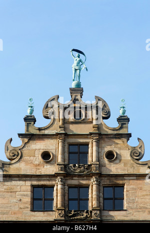 La figura della Fortuna, Fembo house, gable, tardo rinascimento, centro storico, Norimberga, Franconia, Baviera, Germania, Europa Foto Stock