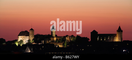 Il Castello di Norimberga, Kaiserburg panorama, gables del Fembohaus, ex scuderie imperiali, ora un ostello della gioventù, illuminato in rosso Foto Stock