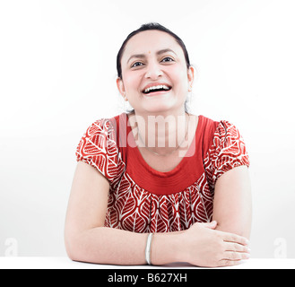 Ritratto di un ridere donna asiatica di origine indiana Foto Stock