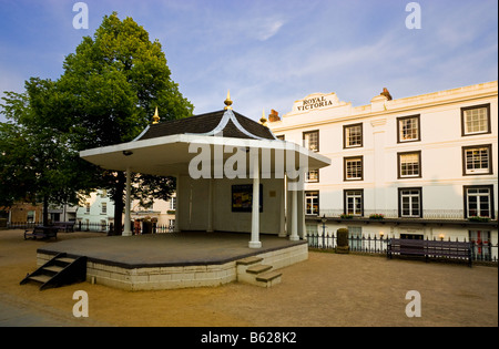 Bandstand sul Pantiles passeggiate superiore Royal Tunbridge Wells Kent England Regno Unito Foto Stock