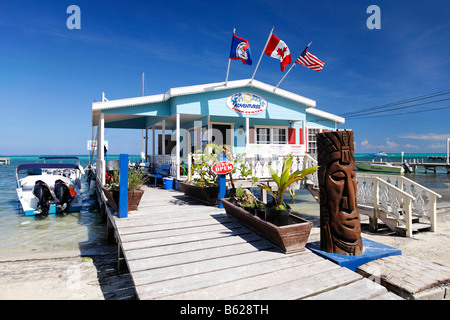 Legno intagliato nella faccia anteriore di un ristorante sul molo nell'oceano di San Pedro, Ambergris Cay Isola, Belize, America Centrale Foto Stock