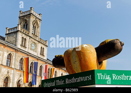 Il bratwurst a stare di fronte al Palazzo del Municipio sulla piazza del mercato, Weimar, Turingia, Germania, Europa Foto Stock