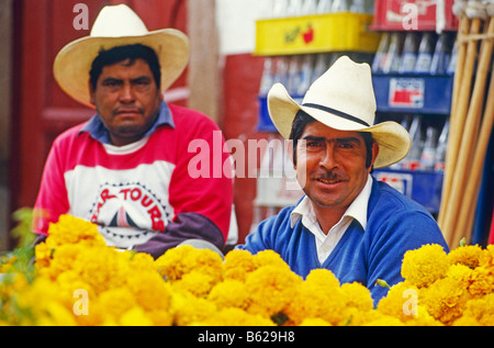 Due titolari di stallo presso il mercato dei fiori durante il Giorno dei Morti Festival che si terrà il giorno di Ognissanti o tutti Hallows in Patzcuaro Foto Stock