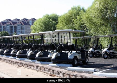 Yamaha golf carts schierate al mattino nel parcheggio pronto per golfisti a prendere al corso di Branson Missouri Foto Stock