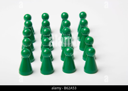 Verde di pezzi di gioco in piedi insieme ordinato, simbolico di in rango e file Foto Stock