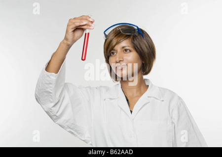 Lavoratore di laboratorio azienda fino in un tubo di prova Foto Stock