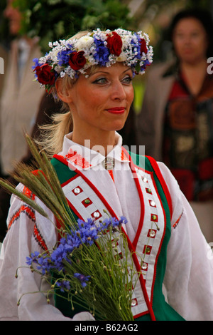Giovane donna da un gruppo folk vestito in costume presso il festival di mezza estate a Jurmala, Lettonia, la regione del Mar Baltico, Eur Foto Stock