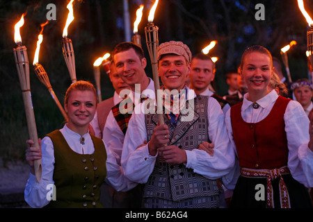 I giovani con le torce al festival di mezza estate a Jurmala, Lettonia, la regione del Mar Baltico, Europa Foto Stock
