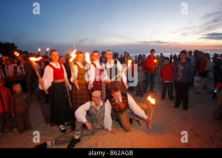I giovani con le torce al festival di mezza estate a Jurmala, Lettonia, la regione del Mar Baltico, Europa Foto Stock
