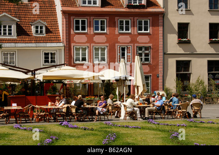 Strret café nel centro storico di Riga, Lettonia, la regione del Mar Baltico, Europa Foto Stock