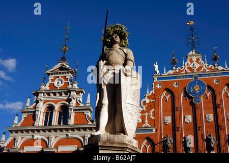 Statua di Roland davanti alla Casa delle Teste Nere presso la piazza del Municipio in Riga, Lettonia, Paesi Baltici Foto Stock