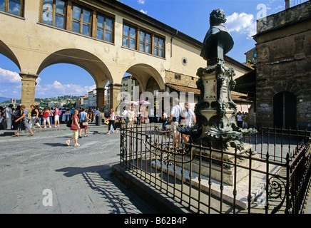 Benvenuto Cellini Memorial al Ponte Vecchio, Firenze, Firenze, Toscana, Italia, Europa Foto Stock