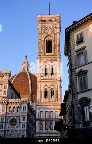 Il Duomo di Firenze, Basilica di Santa Maria del Fiore, il Campanile, Florence, Firenze, Toscana, Italia, Europa Foto Stock