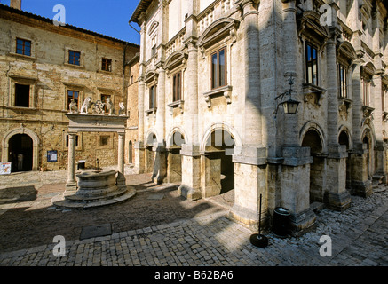 Il Palazzo del Capitano del Popolo, Fontana, Palazzo Tarugi, Piazza Grande, Montepulciano in provincia di Siena, Toscana, Italia, Eur Foto Stock