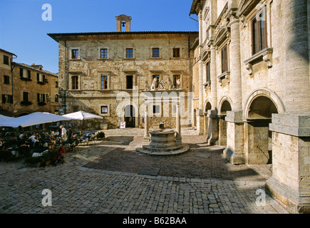 Street Cafe, il Palazzo del Capitano del Popolo, Fontana, Palazzo Tarugi, Piazza Grande, Montepulciano in provincia di Siena Toscana Foto Stock