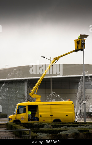 Cherry picker luci di fissaggio al di fuori di Cardiff Wales Millennium Centre in Galles, Regno Unito Foto Stock