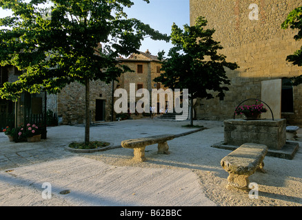 Piazza del villaggio, Monticchello, provincia di Siena, Toscana, Italia, Europa Foto Stock