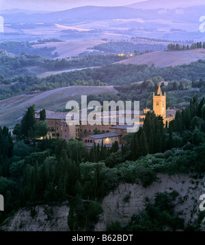 Abbazia di Abbazia di Monte Oliveto Maggiore al crepuscolo, Creta vicino a chiusure, Asciano, in provincia di Siena, Toscana, Italia, Europa Foto Stock