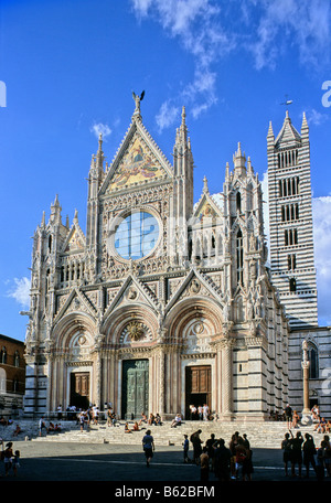 Duomo di Santa Maria Assunta, facciata, il campanile, Siena, Toscana, Italia, Europa Foto Stock