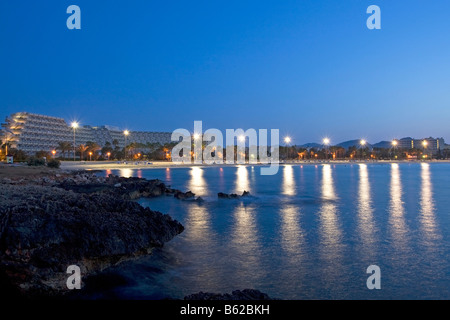 I riflettori spiaggia di Sa Coma poco prima dell'alba, Maiorca, isole Baleari, Spagna, Europa Foto Stock