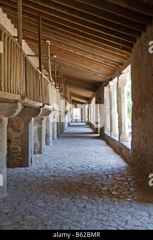 Il corridoio che conduce alle camere nel Santuario de Monastero di Lluc, contea di Escorca nel bacino del Serra montagne Tramuntana Foto Stock