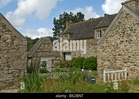 Vecchia proprietà bretone a Kernelehén, Bretagna, Francia, Europa Foto Stock