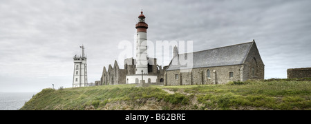 Phare de Saint Mathieu faro con le rovine del monastero, mappatura dei toni, Bretagna, Francia, Europa Foto Stock