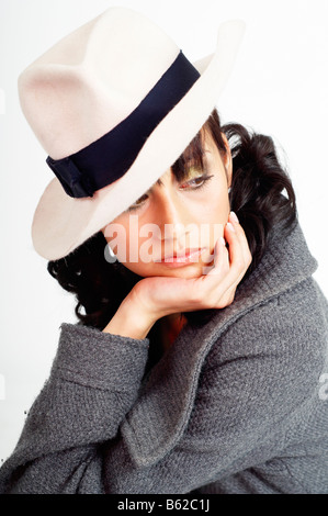 Giovane donna che indossa un cappello Foto Stock